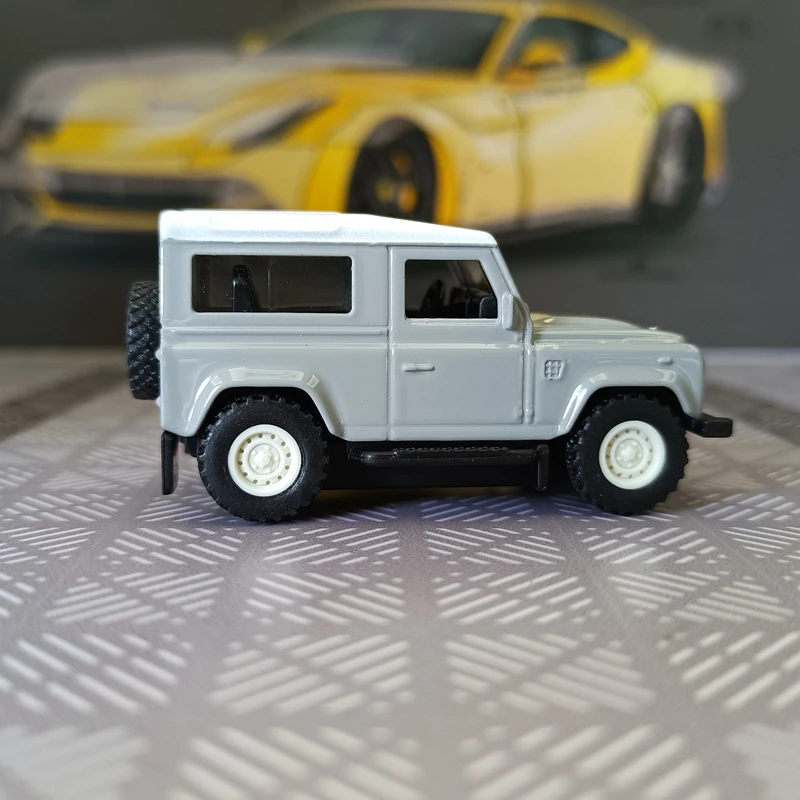 

1:64 simulation Land Rover Defender alloy car model with display base dust box, small desktop car ornament