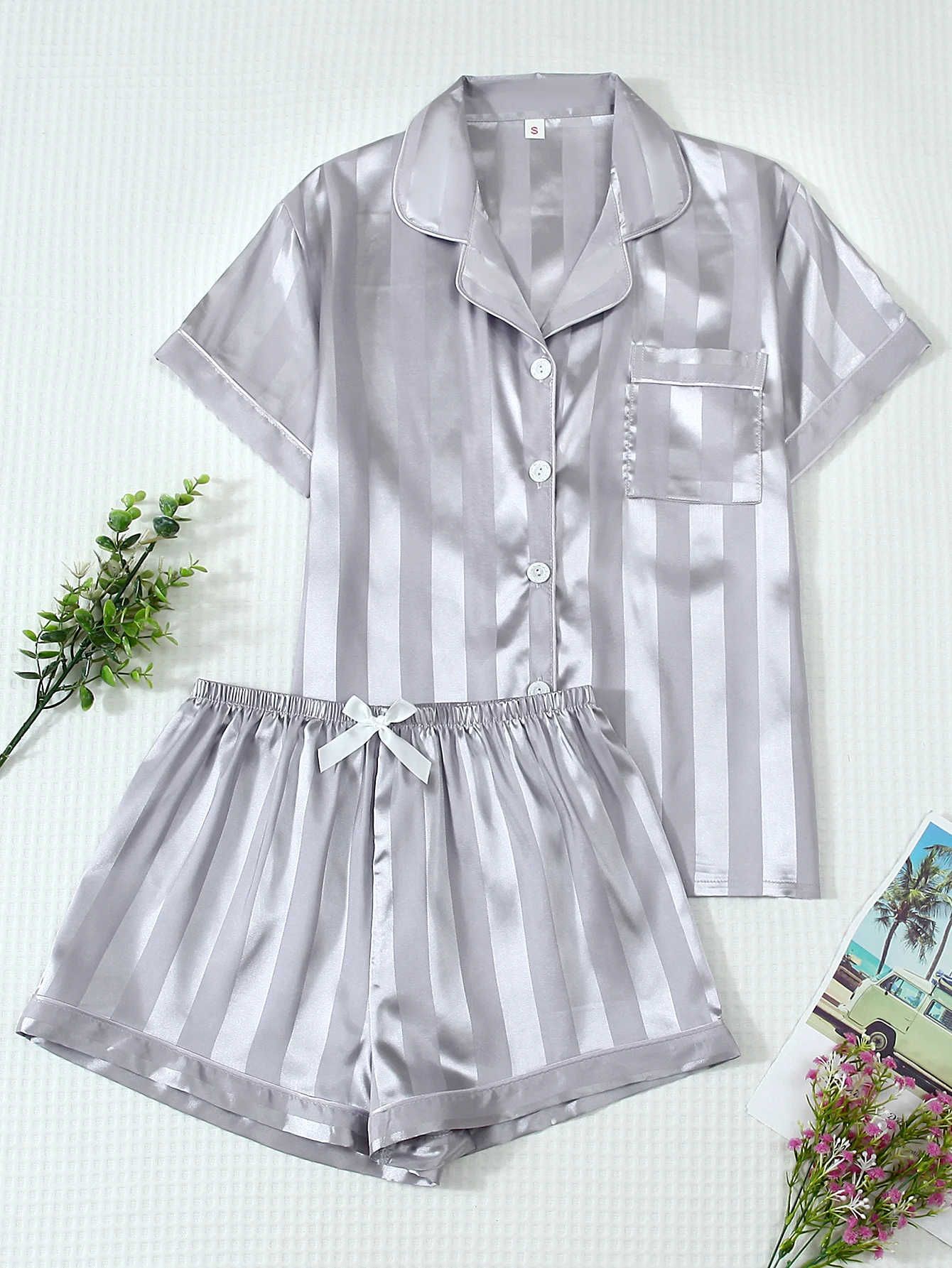 Two-Piece Set of Comfortable Satin Striped Printed Collared Button-Down Short-Sleeve Top with Pockets and Bow Shorts, Spring/Summer Women's Pajama Loungewear Set Suitable for Home Use