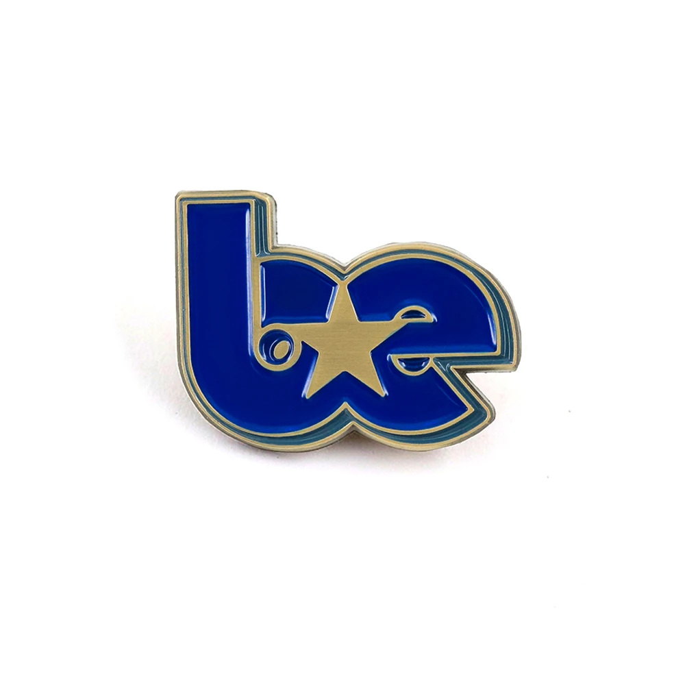 Sänger-Thema, blaues Buchstaben-Abzeichen, Billie Eilish, persönliche Identifikationsbrosche, für Musikliebhaber, Sammel-Emaille-Pins, Geschenke für Fans. – Detail 1