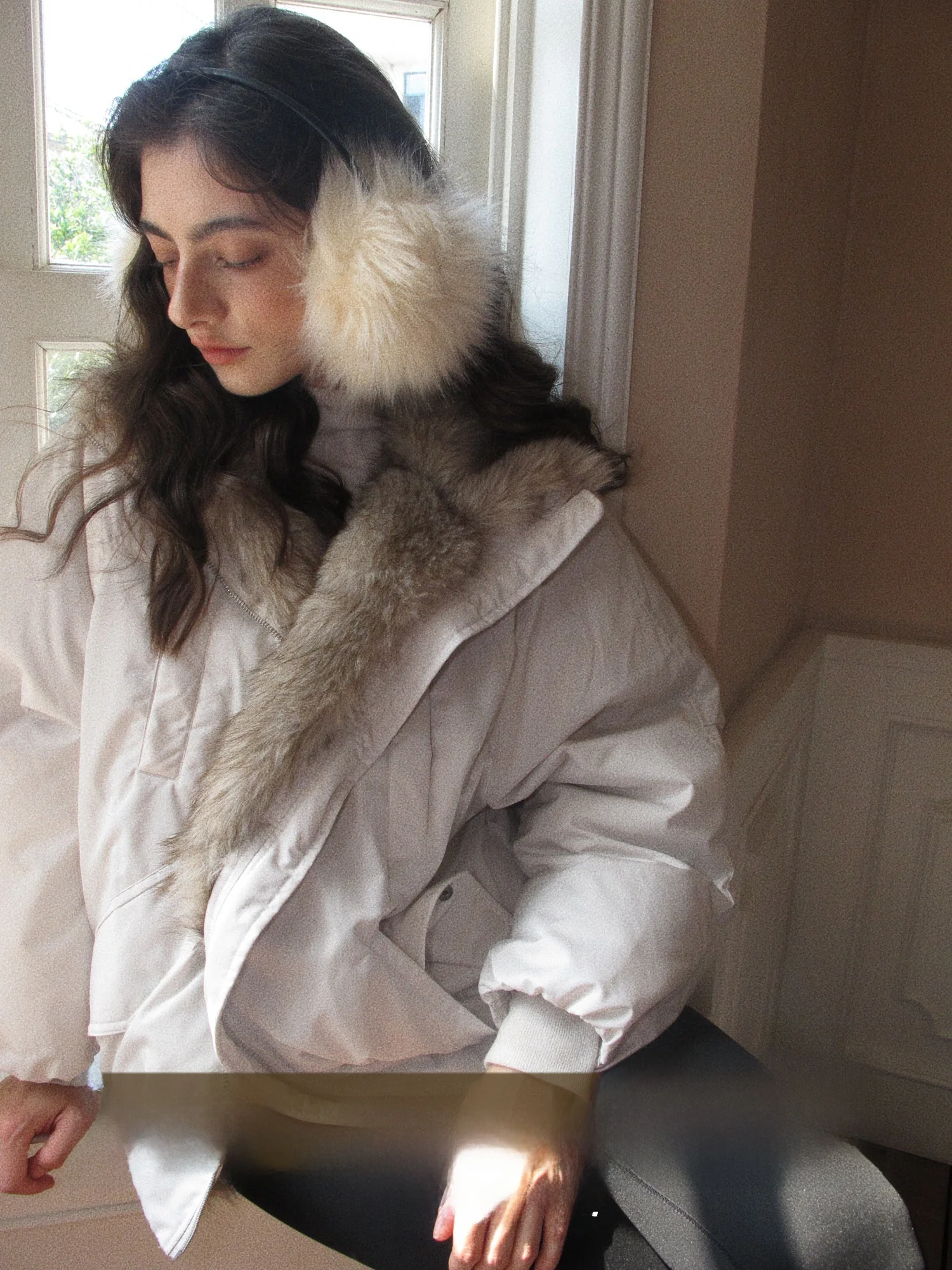 

Женская свободная парка-пуховик белого цвета с меховым воротником, ультратеплая, на молнии, удлиненная, с длинными рукавами