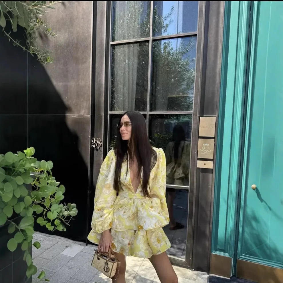 Vestido em camadas com estampa floral de verão 2025 com decote em V e mangas lanterna