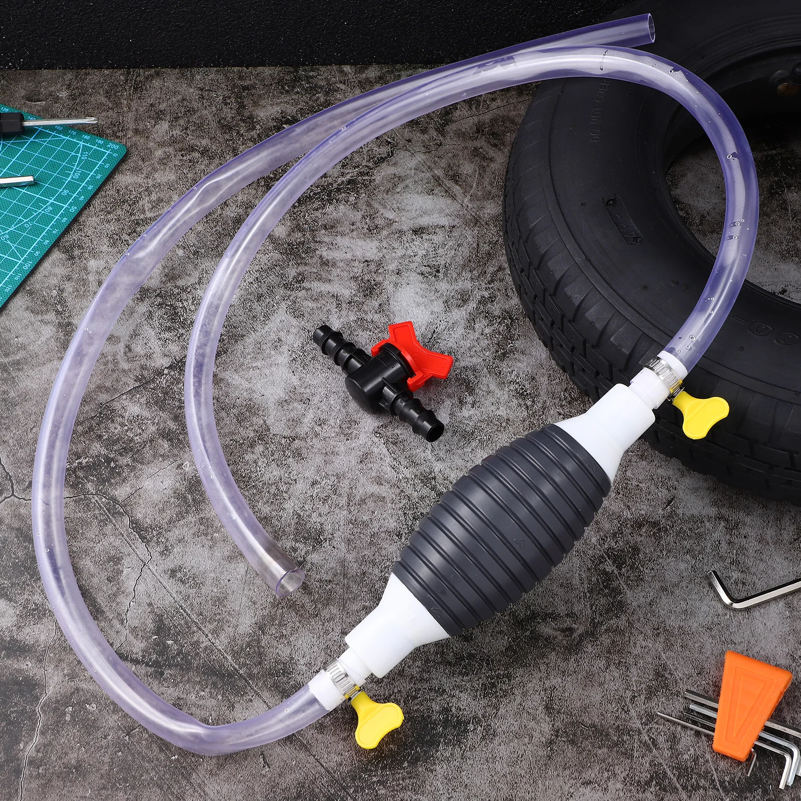 Ręczna pompa syfonowa do transferu paliwa, wody i oleju, wykonana z tworzywa sztucznego i stali nierdzewnej, wytrzymała.