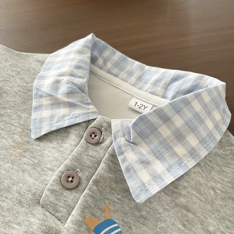 2-teiliges Kleidungsset für Jungen, künstlich zweiteiliger, kariertes Polo-Sweatshirt mit Cartoon-Hund-Aufdruck + Jeanshose mit elastischem Bund, Frühling – Detail 5