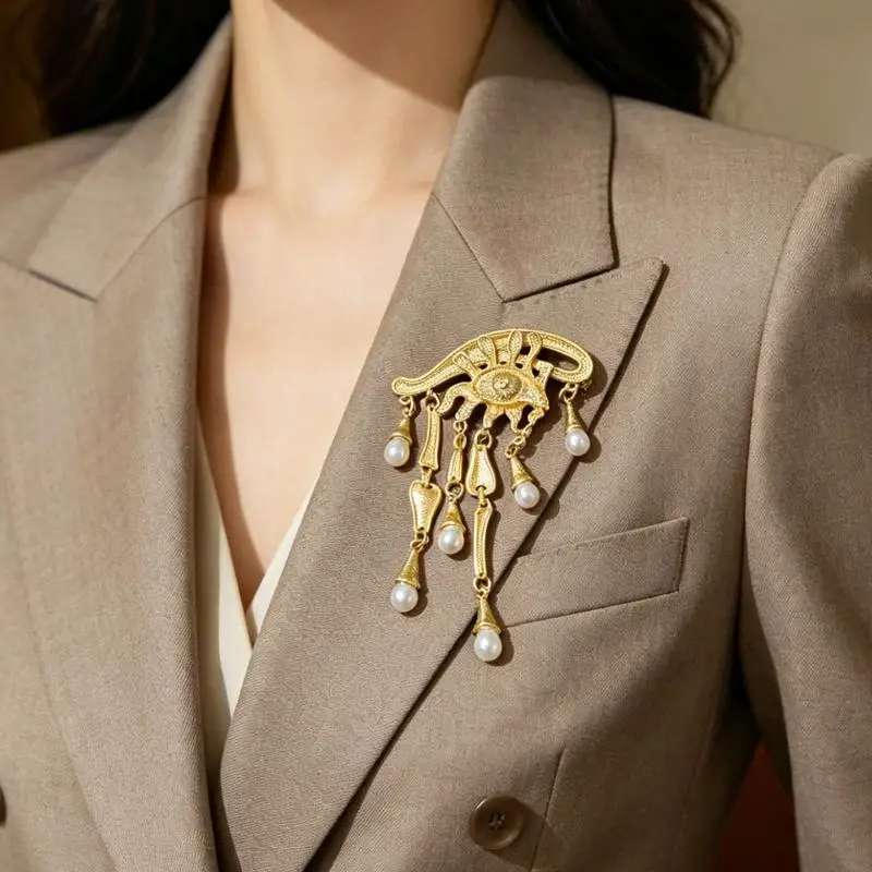 Vintage Gold Eye Shaped Brooch With Pearl Tassels Retro Baroque Style Pin For Women Suit And Coat Decoration