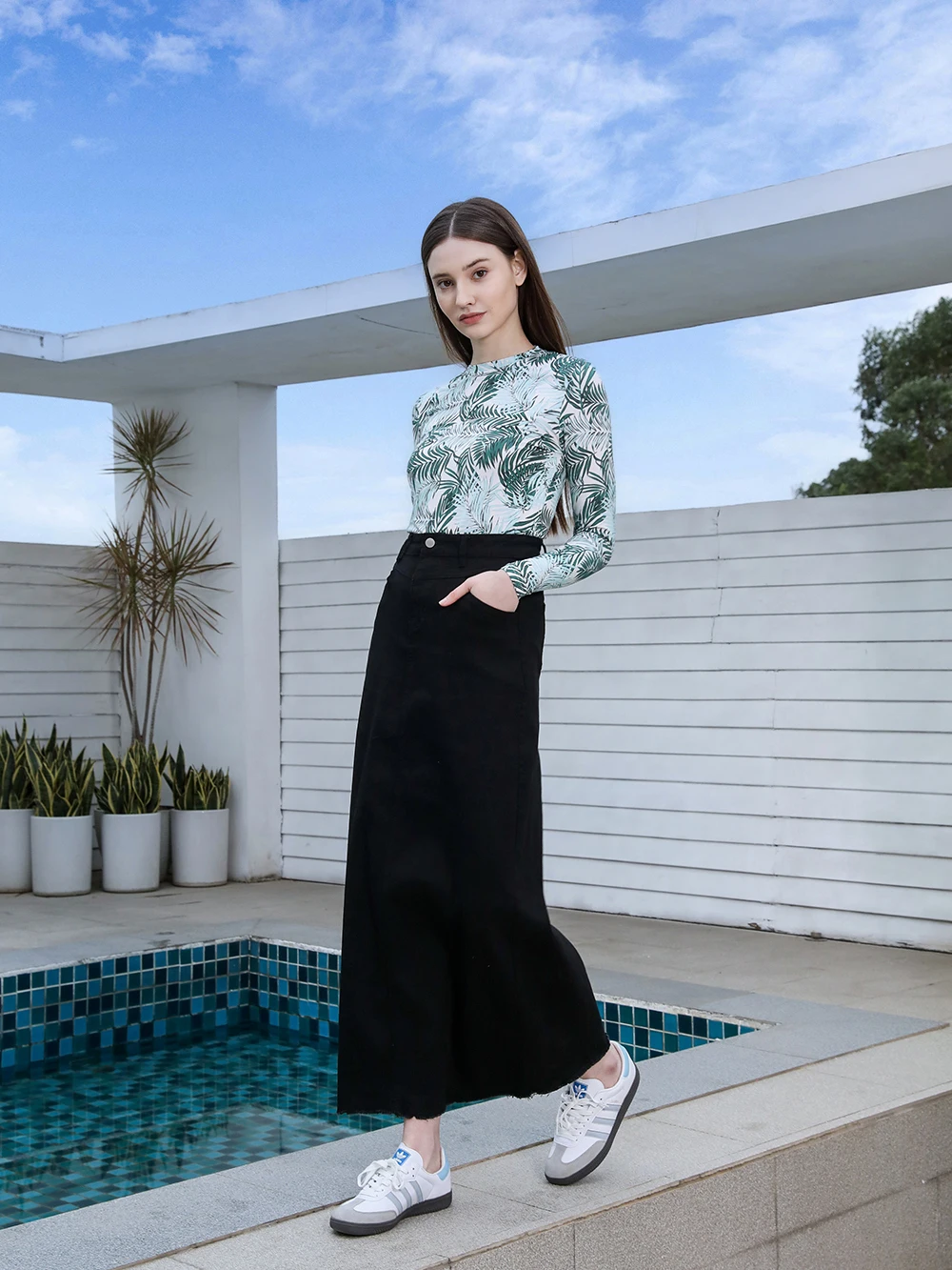 AP SS25 Blusa feminina listrada e camiseta sem mangas saia jeans estampada camisa de manga comprida