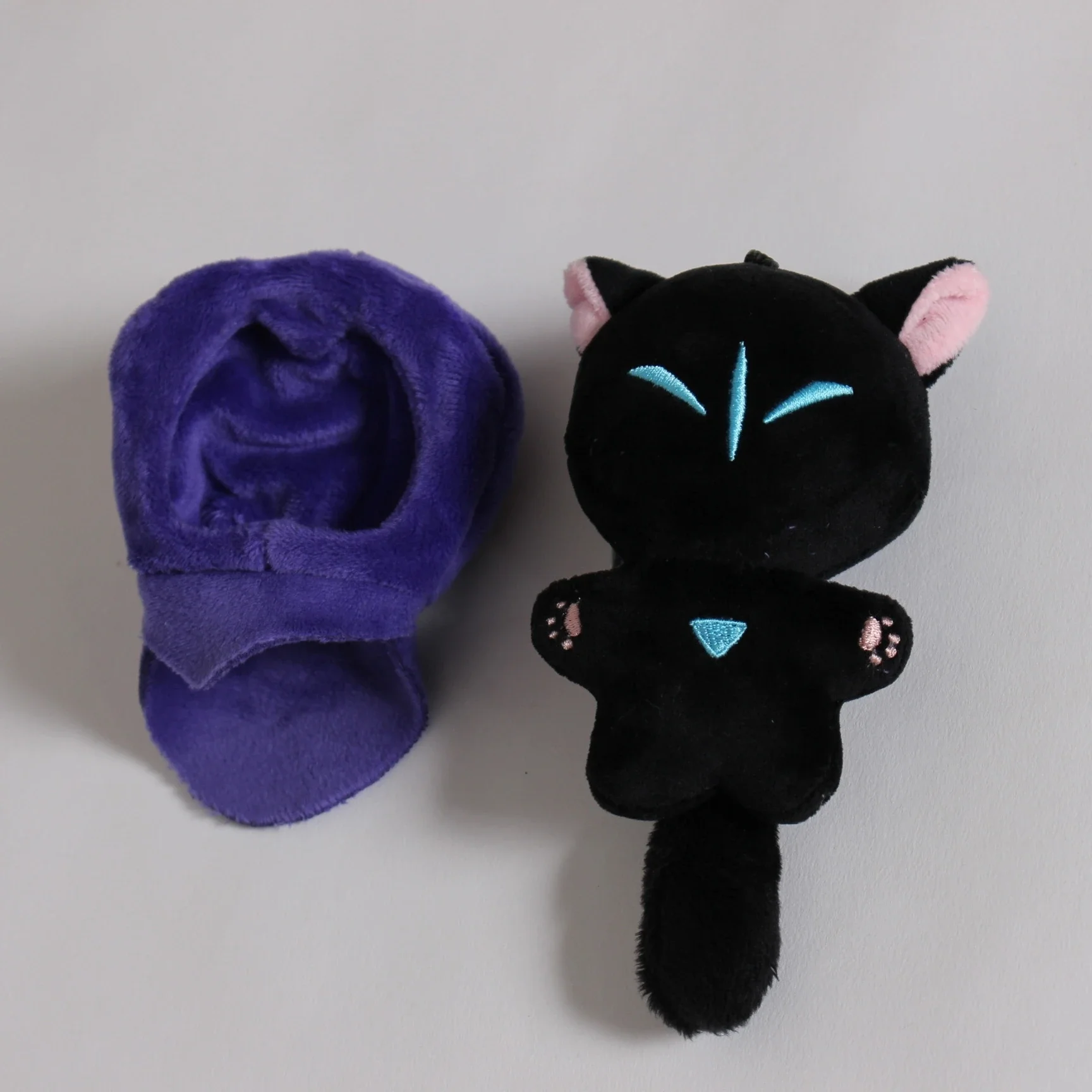 10 Cm Stuffed Valorant OMEN Shadow Cat Plush Keychain Cute Keychain Doll Gift for Gamers Collectors Soft Fluffy Toy Charm