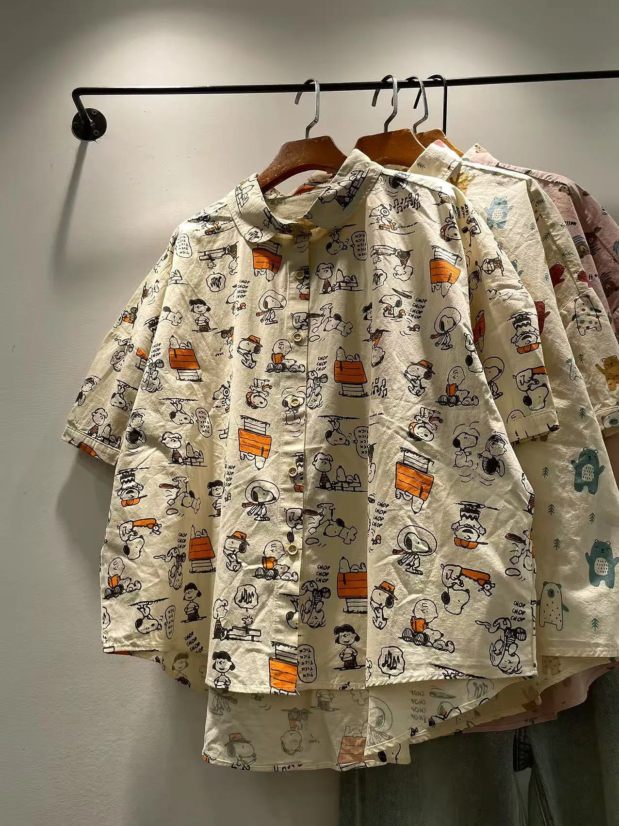 

Летний женский повседневный топ свободного кроя из чистого хлопка с мультяшным принтом, отложным воротником и одной пуговицей, коллекция 2025 года