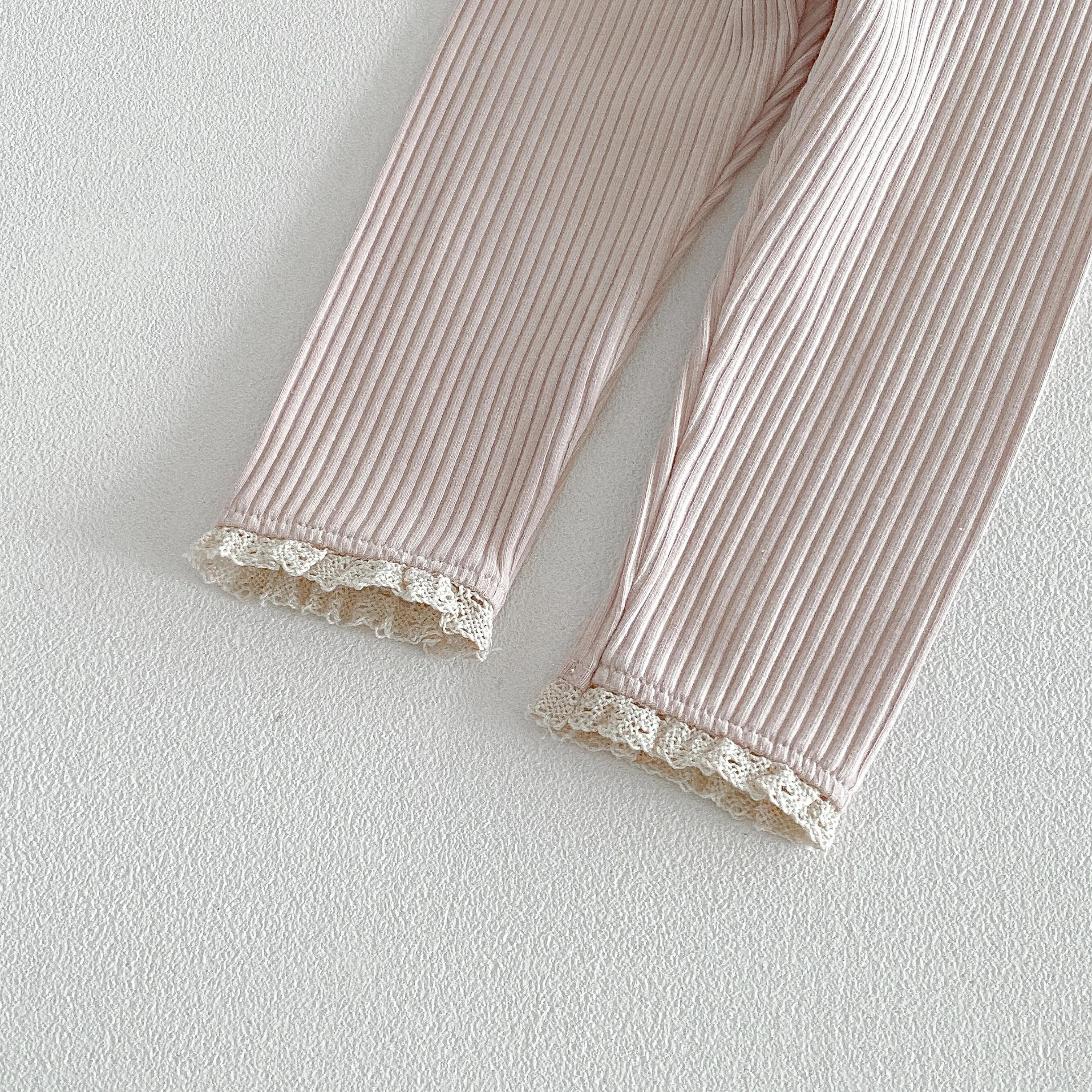 Frühlings- und Herbst-Outfit für Mädchen: Rundhals-Oberteil mit Spitzenbesatz und elastischen Leggings, zweiteiliges Set für Babymädchen – Detail 9