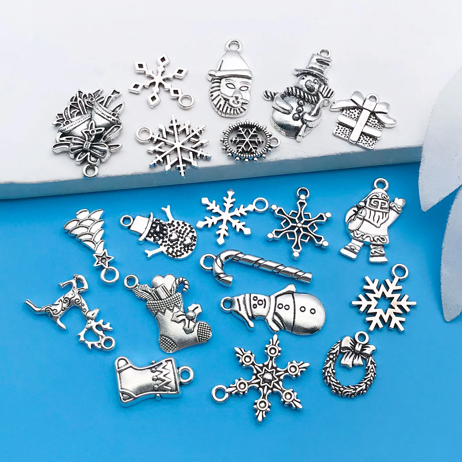 20pcs Christmas Charms Antique Silver Alloy Small Pendants For Charm Bracelets Necklaces Keychains DIY Jewelry Making Supplies