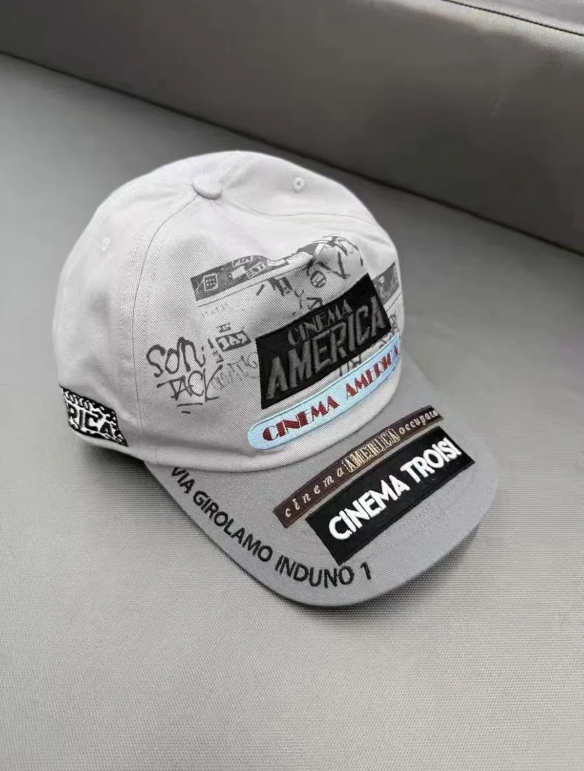 cappellino-da-baseball-con-stampa-ricamata-a-contrasto-con-graffiti-americani-in-stile-hollywood