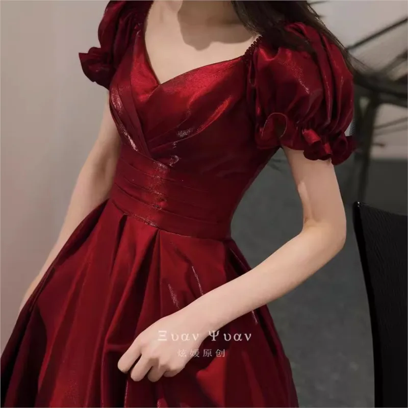 새틴 소재의 와인 레드 색상의 신부 들러리 드레스 (잔치용)