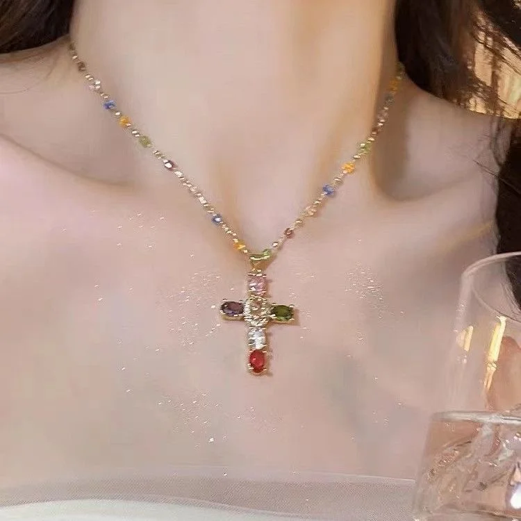 Großhandel B2B Edelstahl Trendige Bunte Zirkon-Kreuzanhänger-Halskette für Frauen, Religiöser Schmuck mit Charme – Detail 5