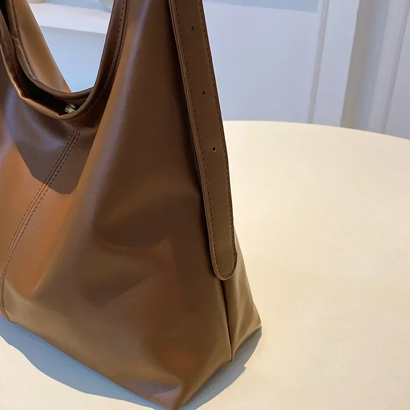 Neue Retro-Tragetasche für Damen, große Kapazität, Schultertasche, schlichtes Design, ideal für den täglichen Gebrauch, handgefertigte Lederhandtasche, Herbst/Winter, für Arbeit und Reisen. – Detail 8