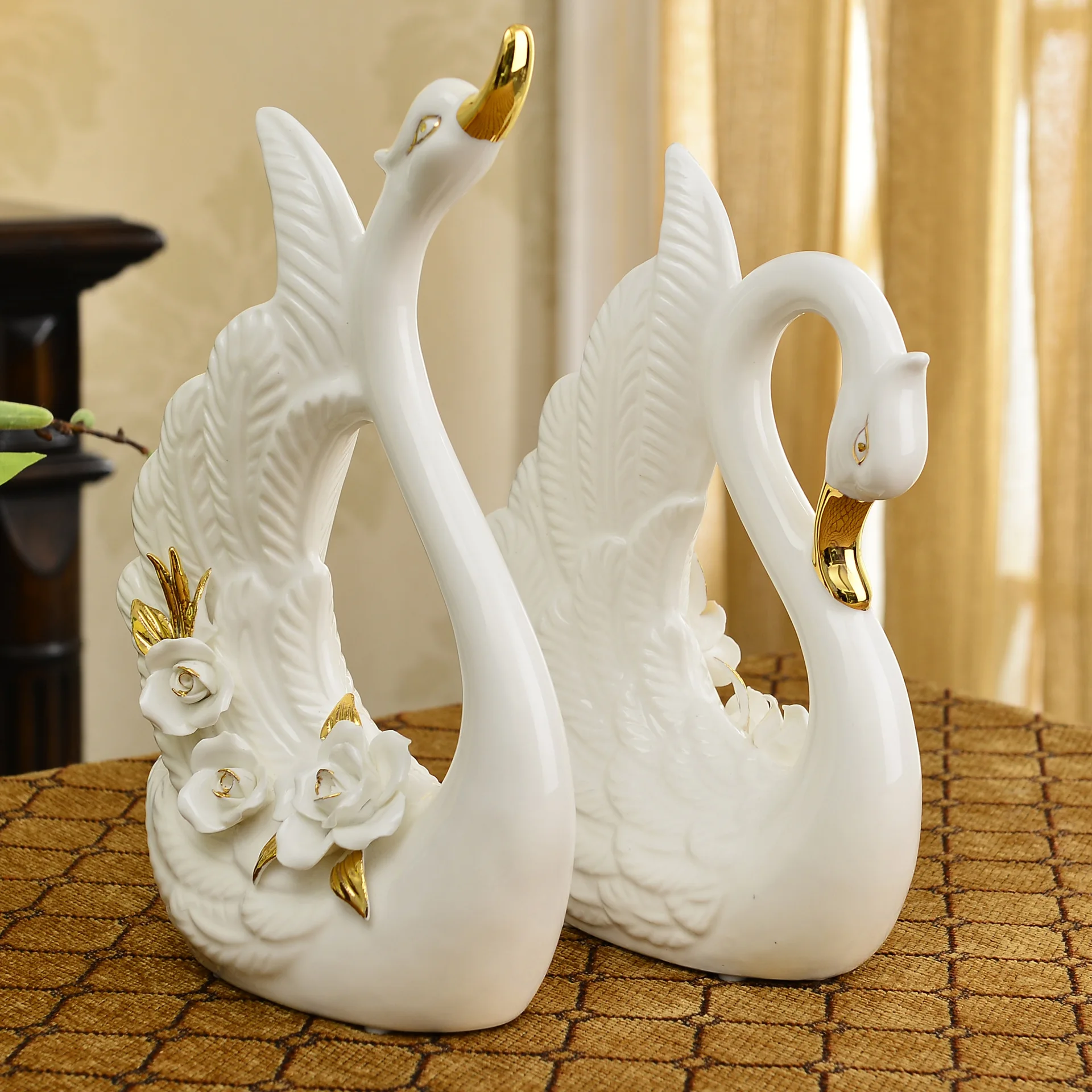 A Pair White Swan Lovers Home Decor Ceramic Crafts Porcelain Animal Figurines Wedding Decoration Lovers Gift