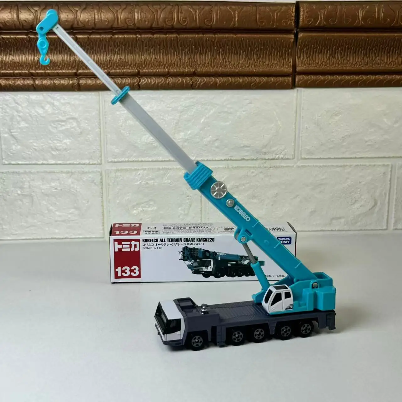 Takara Tomy Tomica Long Type Nr. 133 Kobelco All-Terrain Crane KMG5220 Auto-Legierungsspielzeugfahrzeug aus Druckgussmetall für Kinder