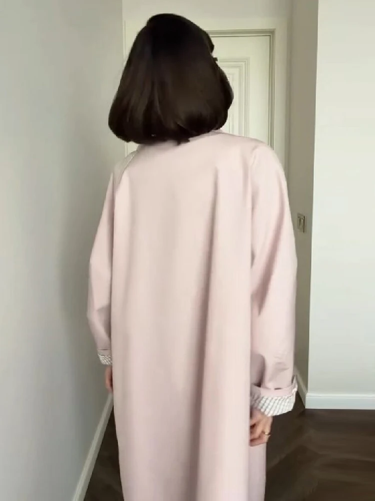 Eleganter, rosafarbener, langer Trenchcoat mit Stehkragen, klassischer Karomuster-Manschette, einreihiger Knopfverschluss, lockerer Schnitt, ideal als Windbreaker, lässige Damenmode für den Alltag. – Detail 3