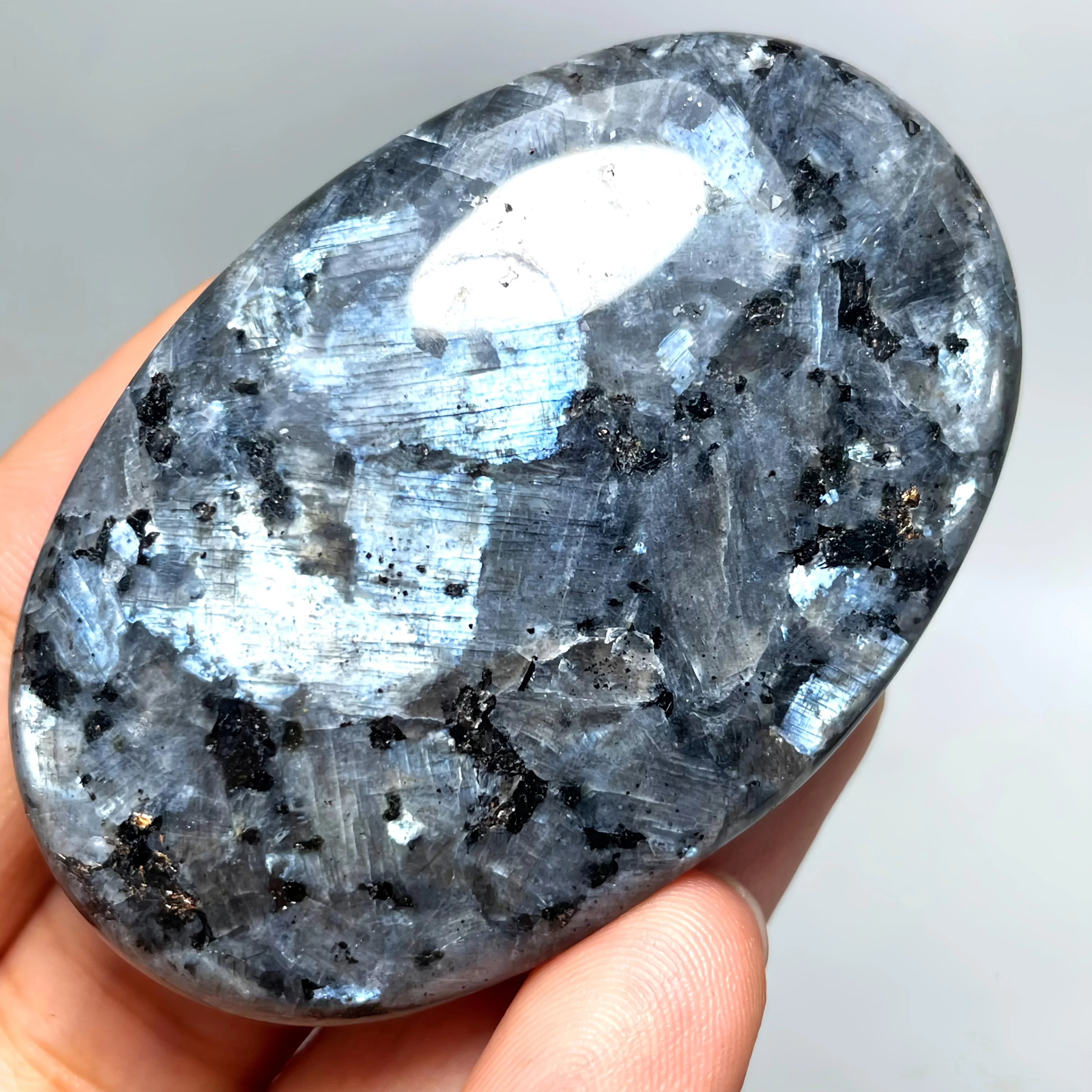 1pc Larivikite Palm Stone, Ideal for Carrying in Your Pocket. Features Either a White Or Blue Flash And Perfect for Collectors