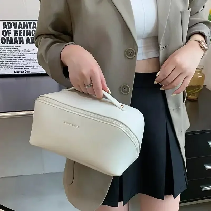 حقيبة مستحضرات التجميل للسفر ذات سعة كبيرة محمولة من البولي يوريثان حقيبة مكياج للنساء مقاومة للماء حقيبة يد لغسيل الحمام متعددة الوظائف