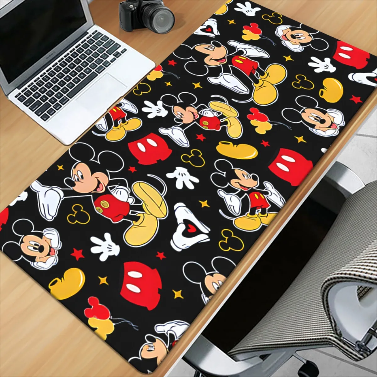 Tapis de souris Disney Mickey Mouse XXL pour jeu et bureau, Base en caoutchouc antidérapante, Support de poignet ergonomique, Desi rouge et jaune vibrant, 1 pièce