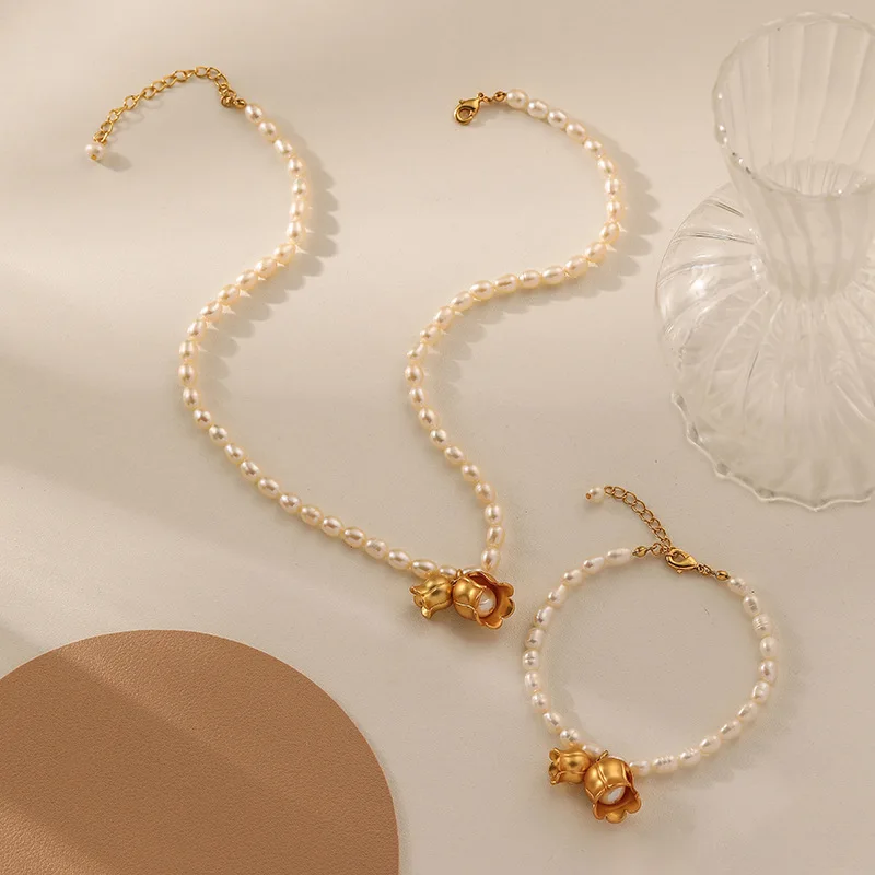 

Russia Style Natural Freshwater Pearl Strand Chain Lily of the Valley Flower Charms Necklace Simple Temperament Clavicle Chain