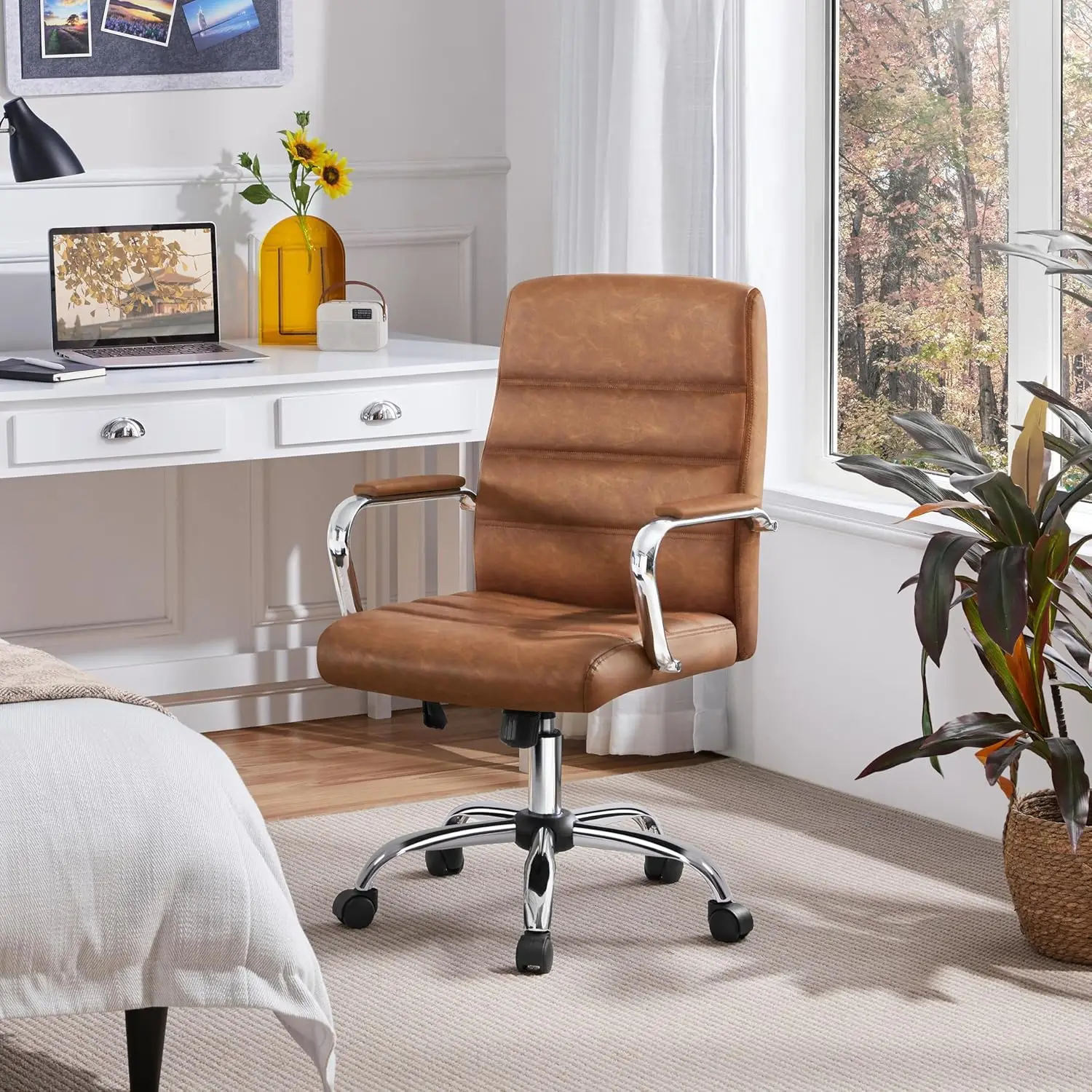 Ergonomic office chair with armrests and 360 ° rotating PU leather height adjustable executive chair