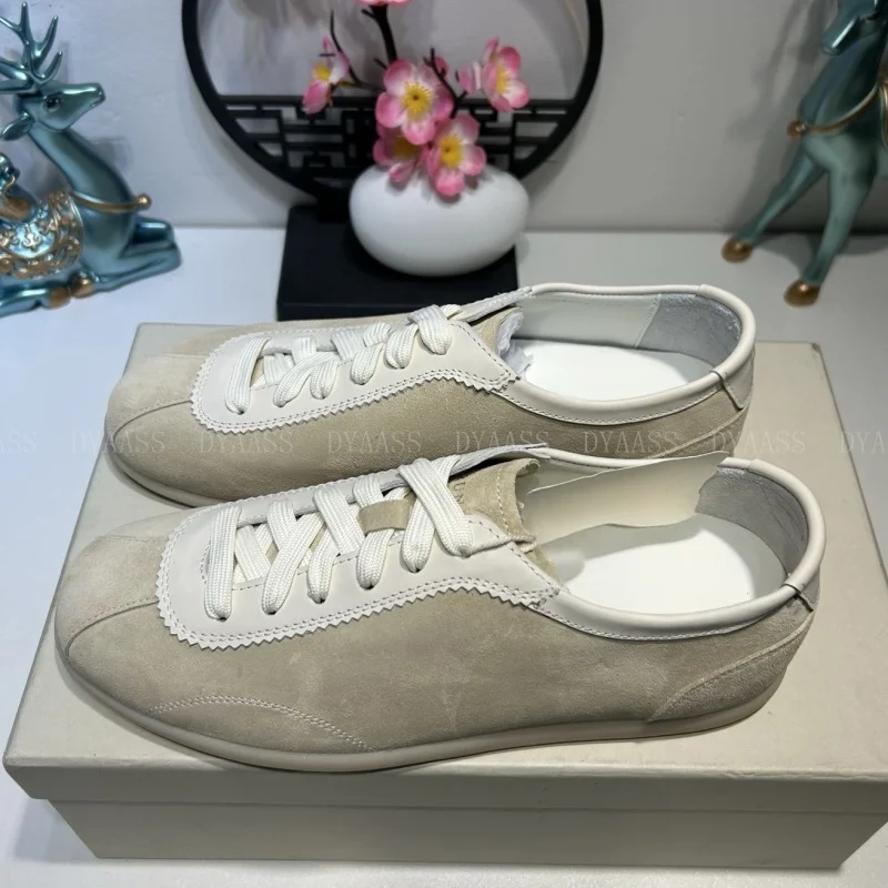 

Новая повседневная обувь для женщин и мужчин на плоской подошве. Удобные кроссовки на шнуровке с круглым носком. Простой дизайн. Однотонная модная прогулочная обувь высокого качества на каждый день.