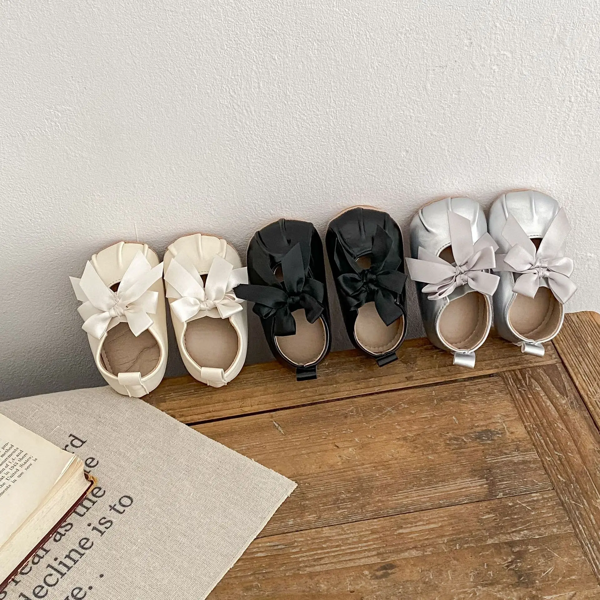 

Four Season Shoes Children Baby Princess Shoes Shiny PU Leather Woven Ribbon Bow Soft Soled Baby Walking Shoes