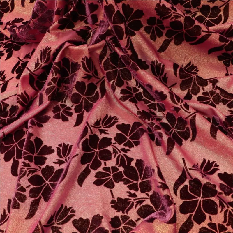 Il tessuto del cheongsam e dell'abito è realizzato in velluto broccato con fiori dorati