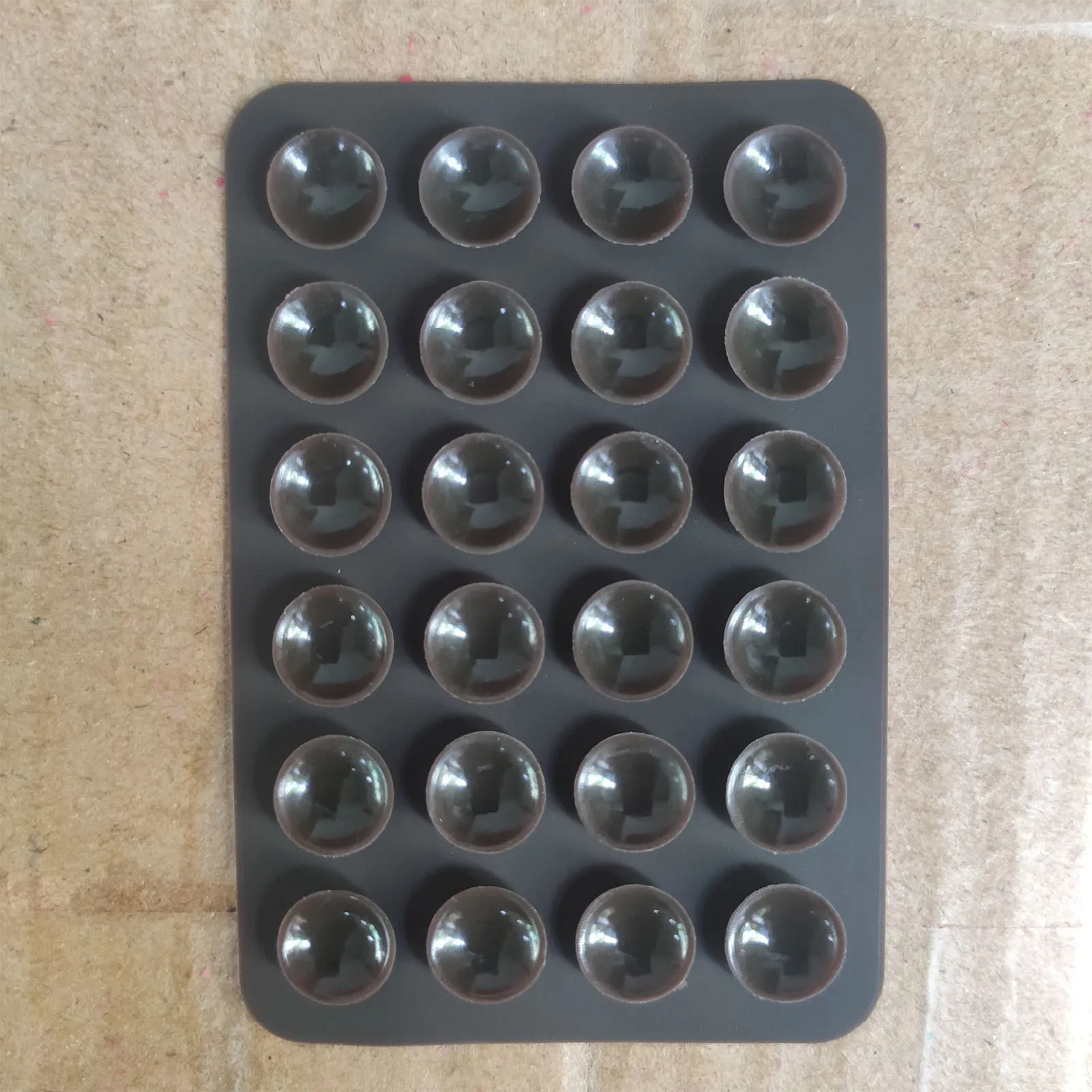 

Silicone Suction Adhesive Pads with 24 Suction Cups Phone Case Mount Holder Suitable for iPhone and Android