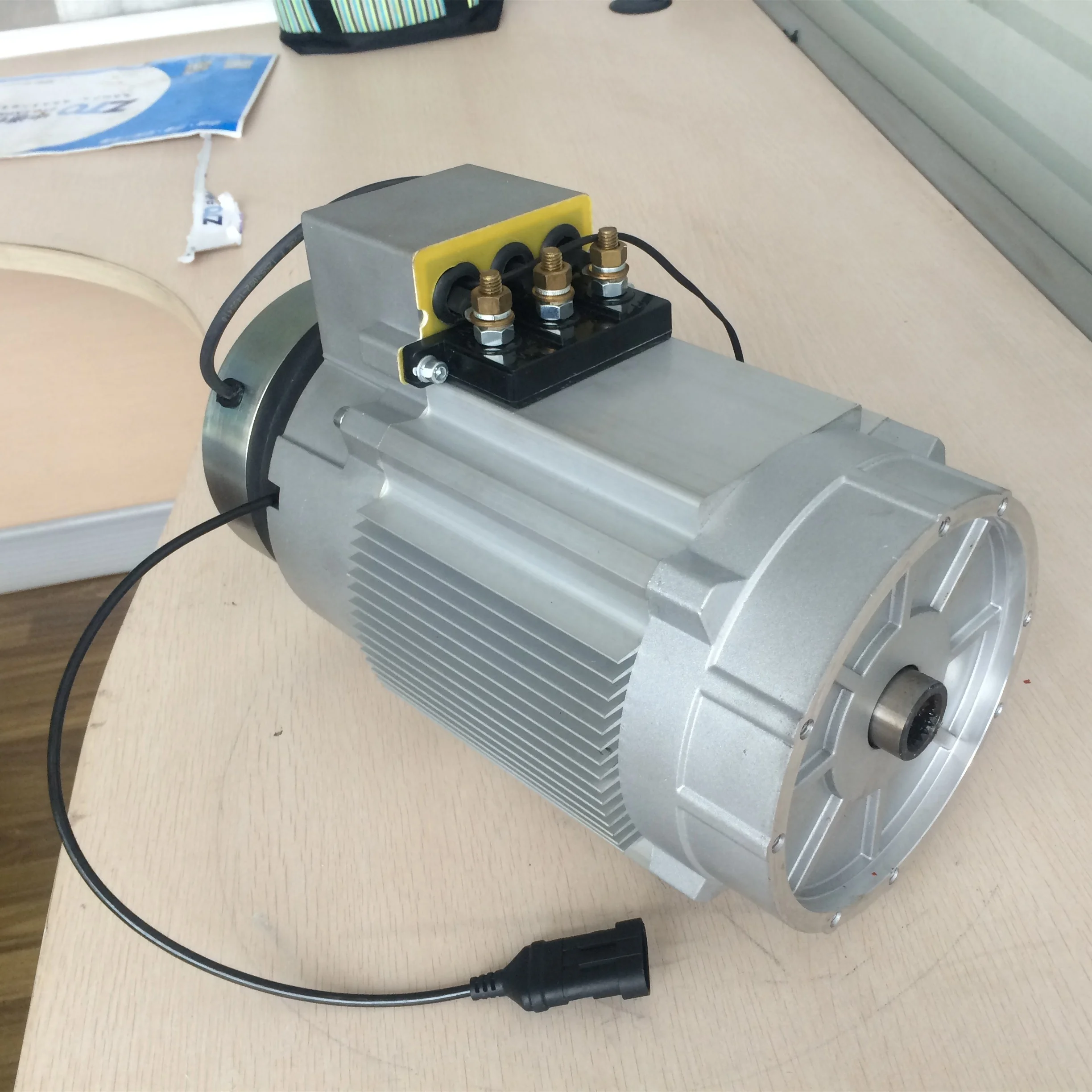 The 72V 12KW bldc motor produced by Chinese manufacturers, the speed control controller is IP65 AC deceleration motor