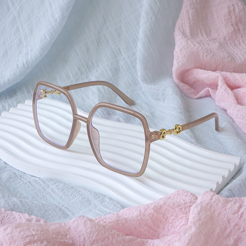 نظارات زخرفية للجنسين بإطار كبير وعصري تُبرز شكل الوجه للتصوير الفوتوغرافي بأسلوب الشارع