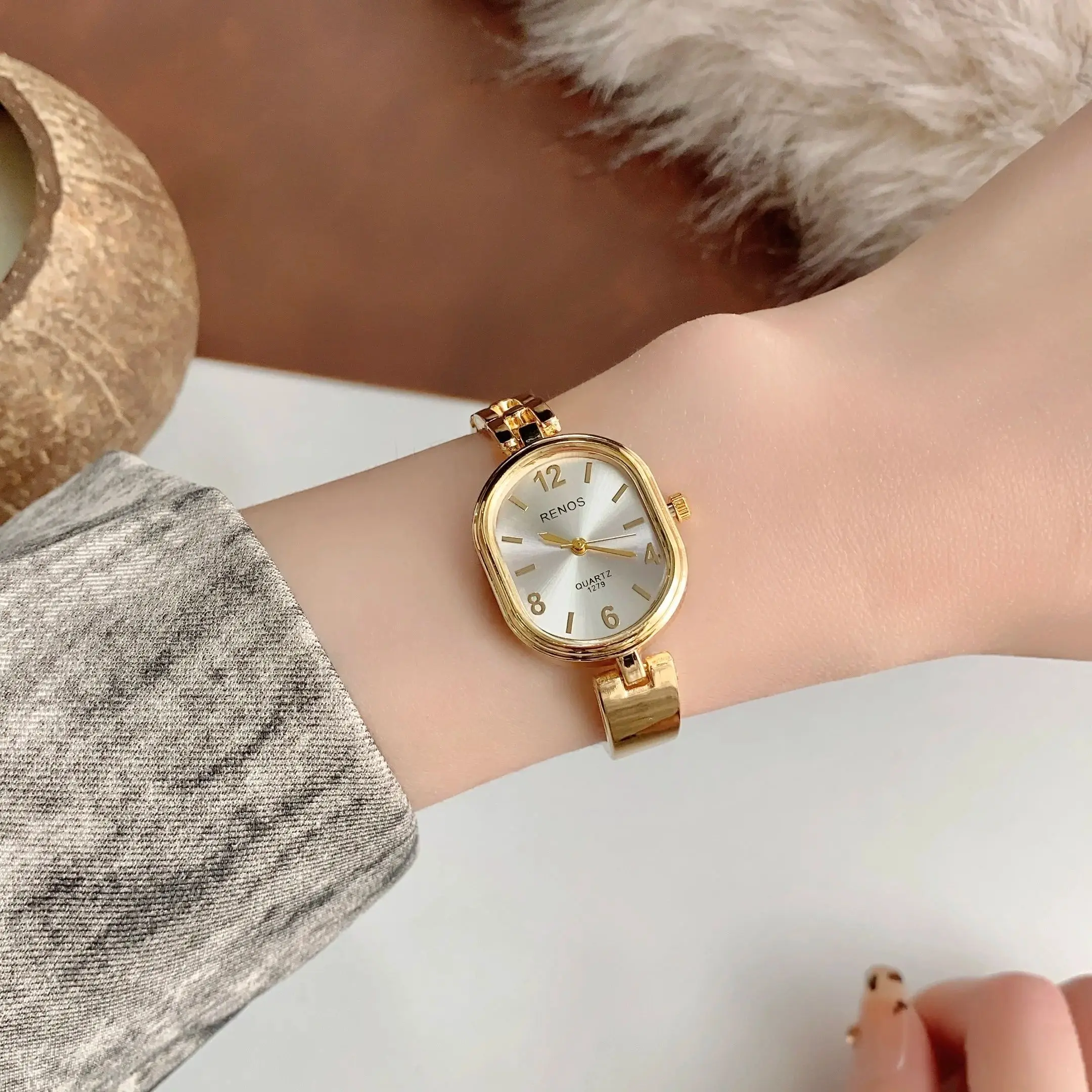 Women's Oval Gold Simple & Fashionable Quartz Watch, Suitable for Daily Wear and Decoration