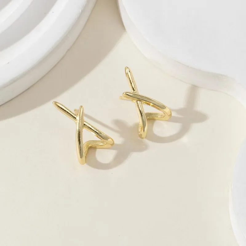 A pair of trendy geometric earrings - Cross-shaped, unique, fashionable, simple and versatile 3D jewelry for women.