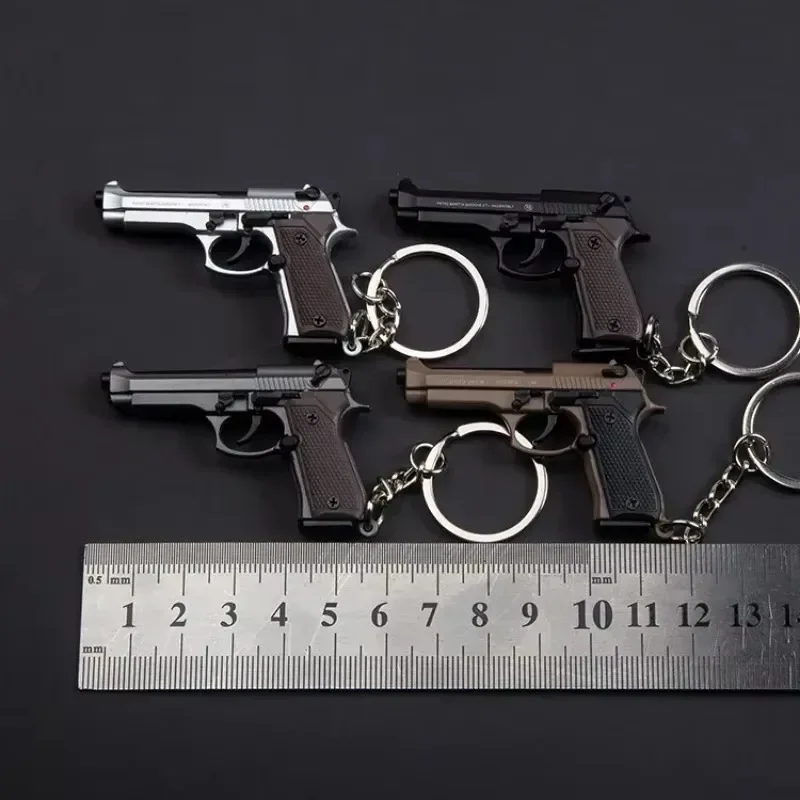 ポータブルおもちゃの銃,合金ピストルモデル,取り外し可能なキーホルダー,男の子のためのそわそわおもちゃコレクション,大人のためのクリスマスプレゼント,1:4,92f