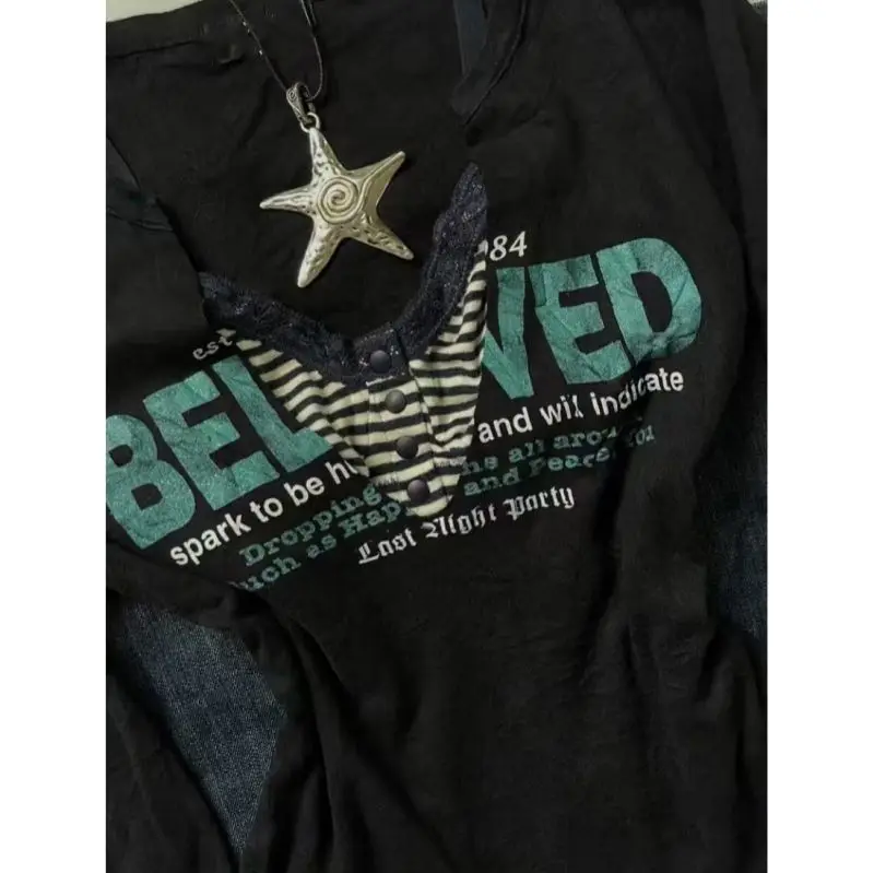 

Футболки Уличная одежда Футболка с длинными рукавами в стиле панк с буквенным принтом и v-образным вырезом Сексуальный комплект из 2 предметов Горячая девушка Полосатый корсет Гранж 2000-х Y2k Милые футболки