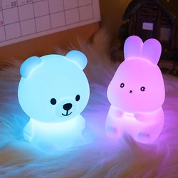 Luz de noche de conejo y oso para niños, Mini lámpara de batería colorida, decoración de escritorio de dormitorio de silicona suave, regalo de Navidad para niños