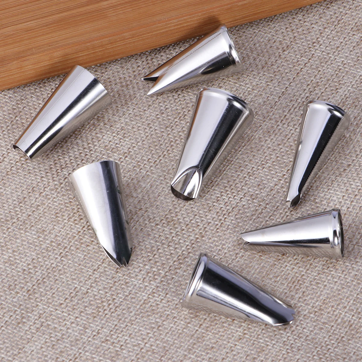 

7Pcs Stainless Steel Cake Nozzles Leaf Pattern Seamless Icing Tips Set for Muffin Brownie Cookie Decorating Supplies