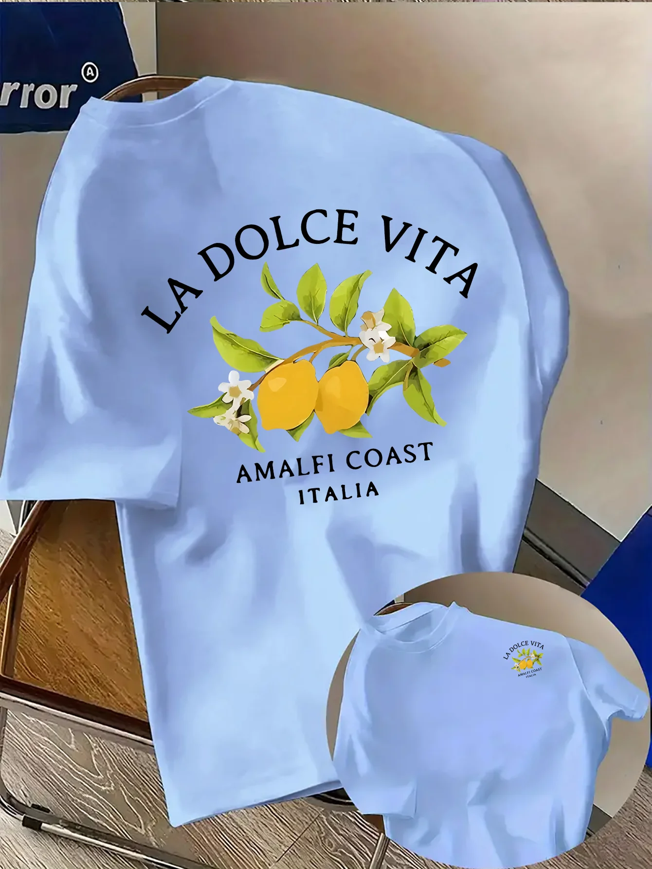 Amalfi-Küsten-Zitronenzweig-Druck mit La Dolce Vita Text auf 100% Baumwolle Herren T-Shirt, Ideal für Sommerurlaub und Freizeitausflüge – Detail 4