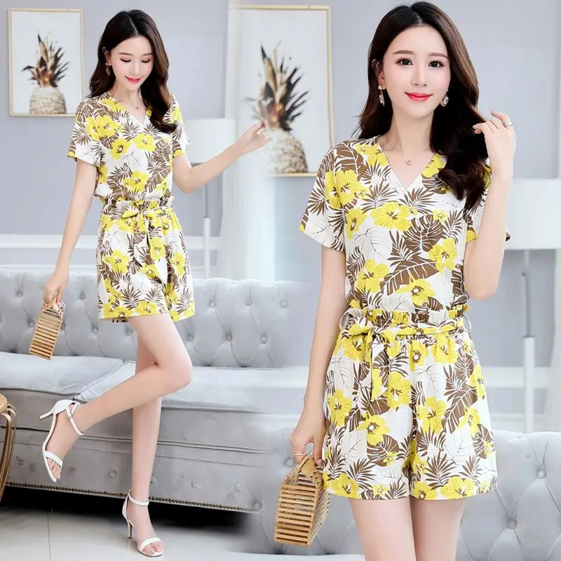 Women\'s Korean Fashion Small Floral V-neck Short Sleeved T-shirt Tops And Wide Leg Shorts 2 Two Piece Sets 2024 New Summer Suit