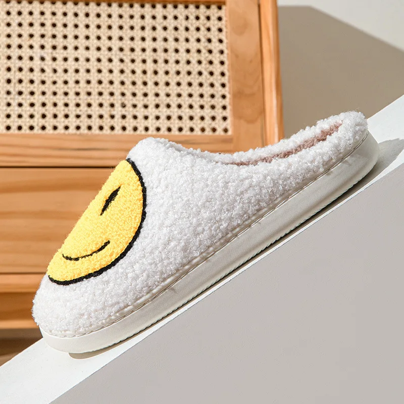 As chinelos de algodão sorridentes estão na moda e aquecidos para uso doméstico. Eles são antiderrapantes para casais e mulheres