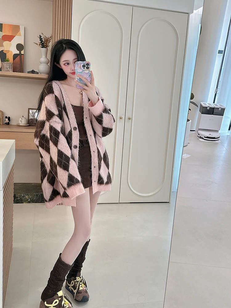 

Осенне-зимний вязаный кардиган с длинными ворсистыми волокнами, V-образным вырезом, ромбовидным узором и аппликацией медведя, женское пальто средней длины, маленький размер, в стиле кэжуал