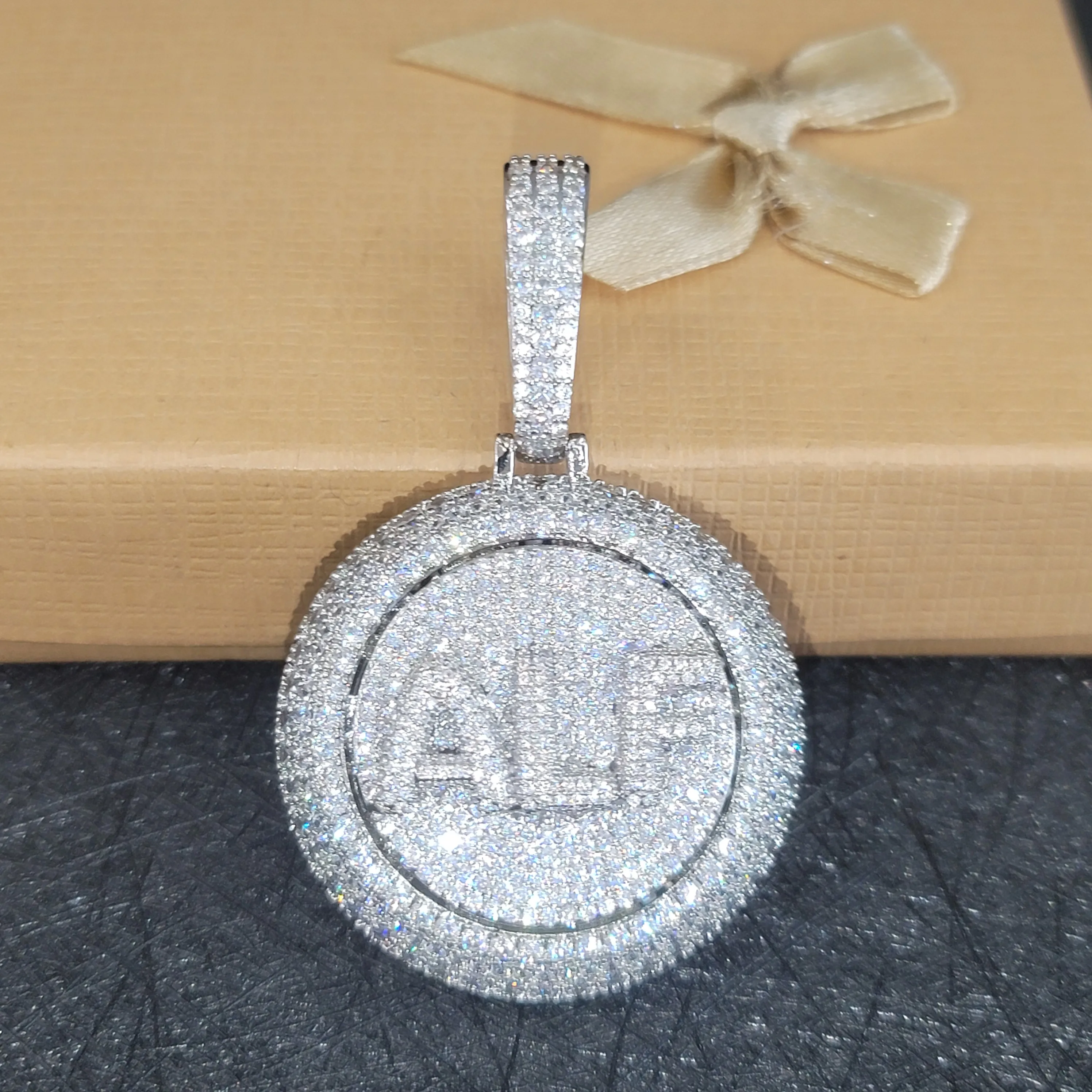 Custom Disk Rotation Letters Pendant Hip Hop Persoanlized Full Diaonds Nameplate Smooth Sturdy Back Engraving Christmas Gifts