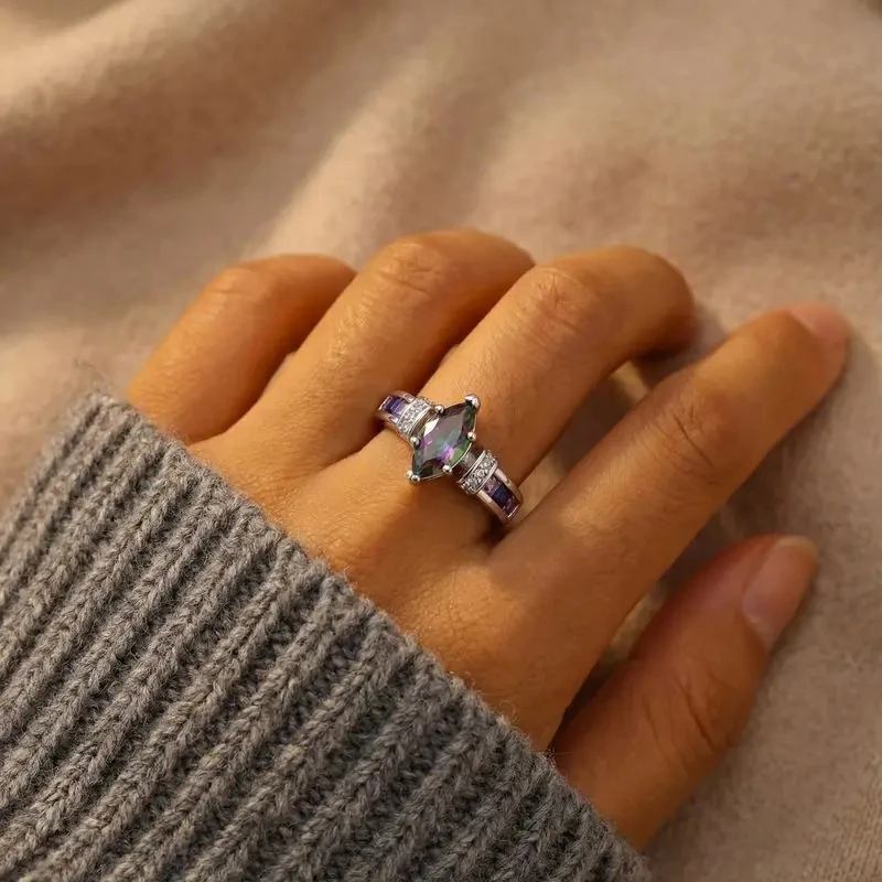 Trendige Brillante Ovale Farbige Zirkonia-Ringe für Frauen Silberfarben Hochwertige Damen-Accessoires Hochzeits- und Partyschmuck