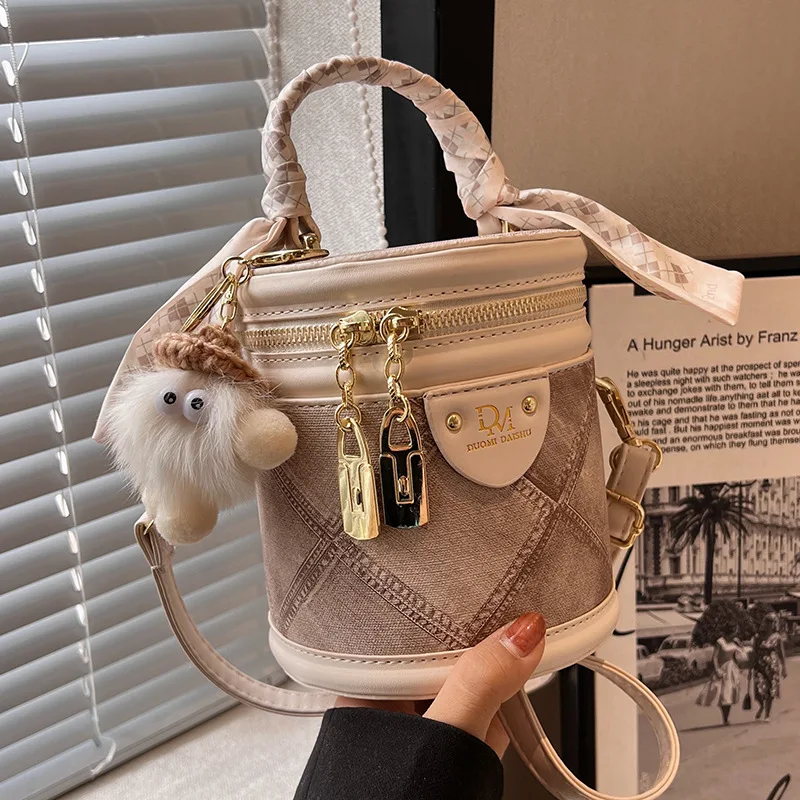 New Summer Messenger Bag Portable Woven Scarf Bucket Bag Soft Shoulder Large Capacity Commander Handbags for Women