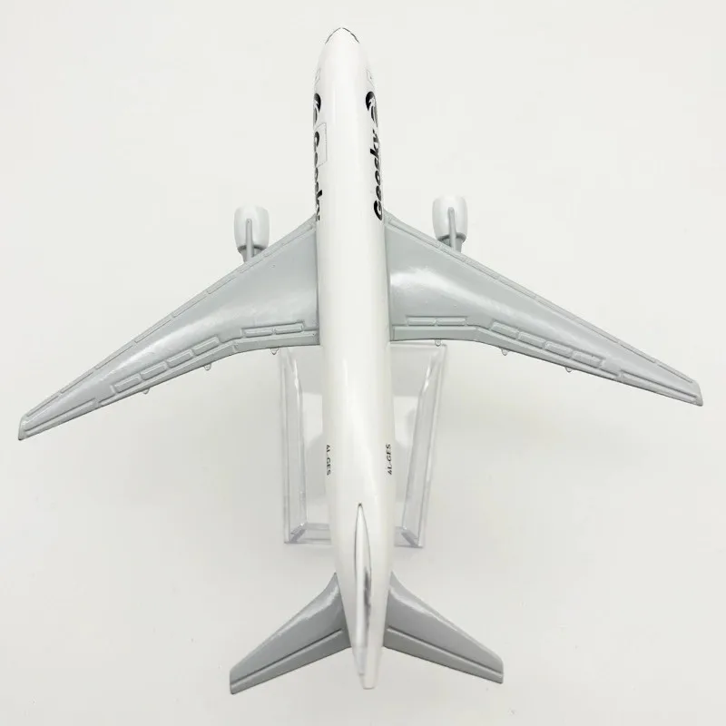 16cm Georgia B767 Toy Airplane Model Kit 1/400 scale Diecast Metal Airplane Model with Stand for Collections Displays or Gift