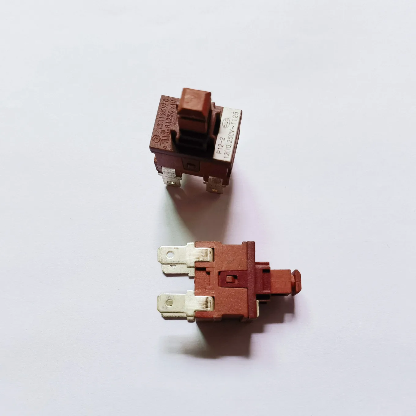 

Original New 100% P12-2 self-locking button switch 4pin dual-way vacuum cleaner switch 8A 250VAC