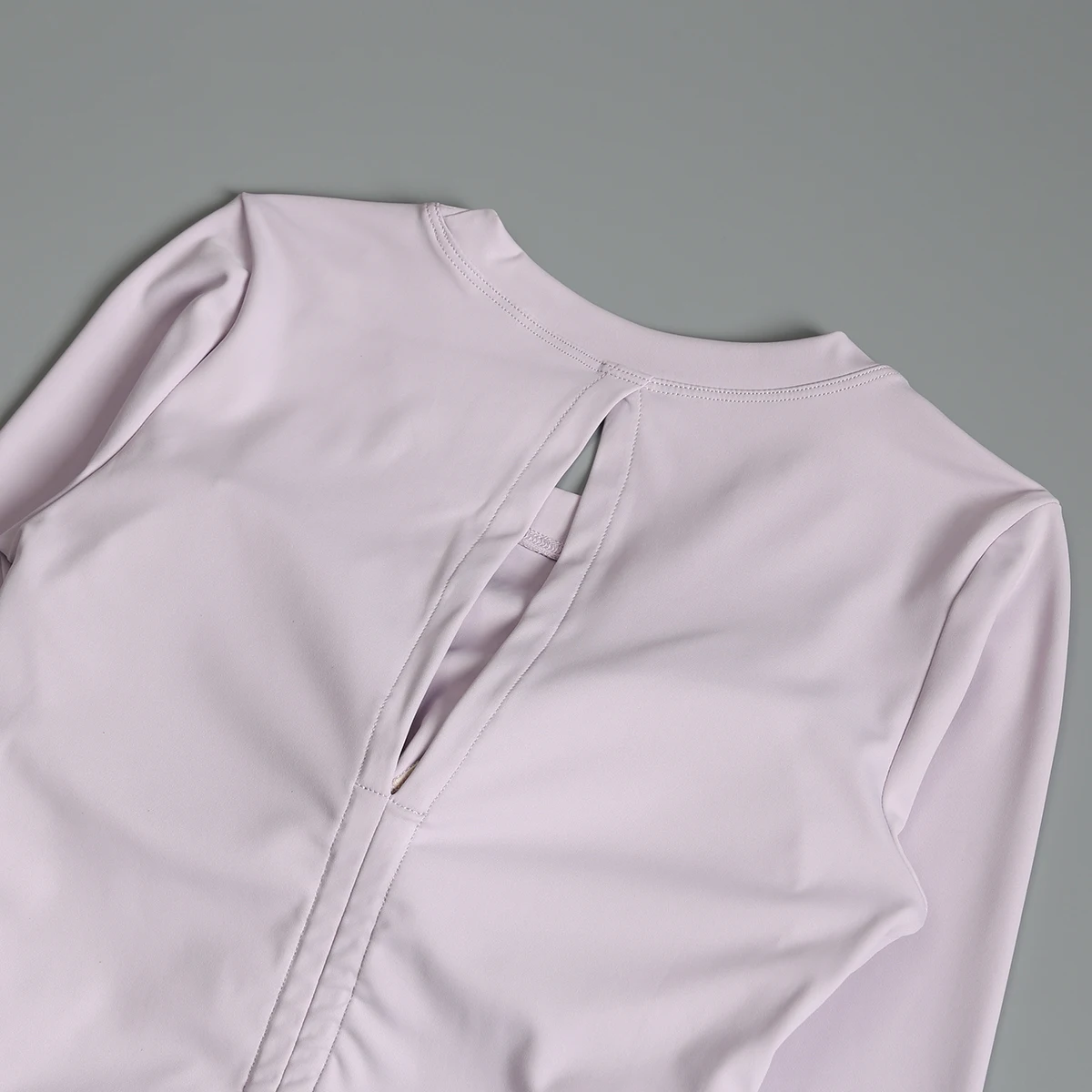 ملابس اليوغا للنساء مع وسادة صدر بقصة ضيقة وأكمام طويلة رياضية جميلة وظهر مثير برباط مطوي للجري