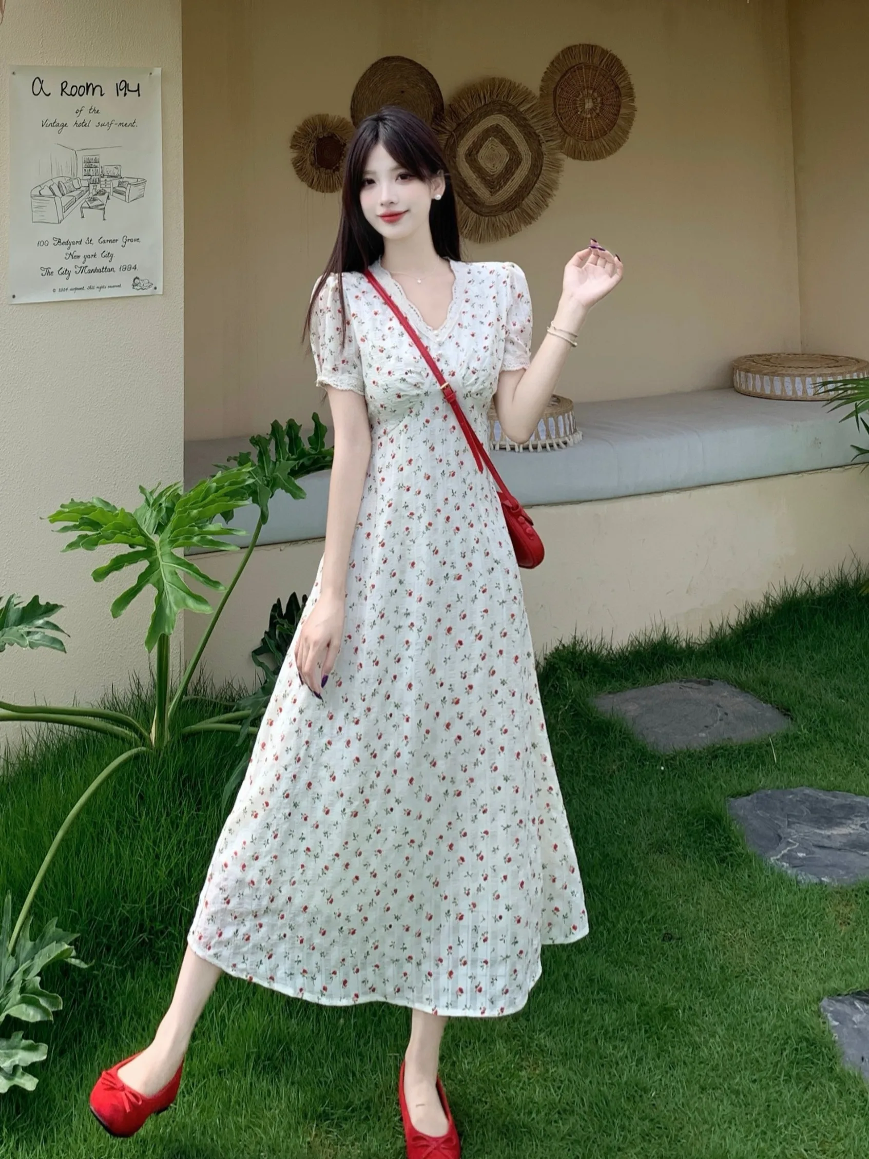 

Новое летнее платье больших размеров для женщин: корейский стиль, V-образный вырез, цветочный кружевной узор, А-силуэт, утягивающее, с завышенной талией, короткий рукав