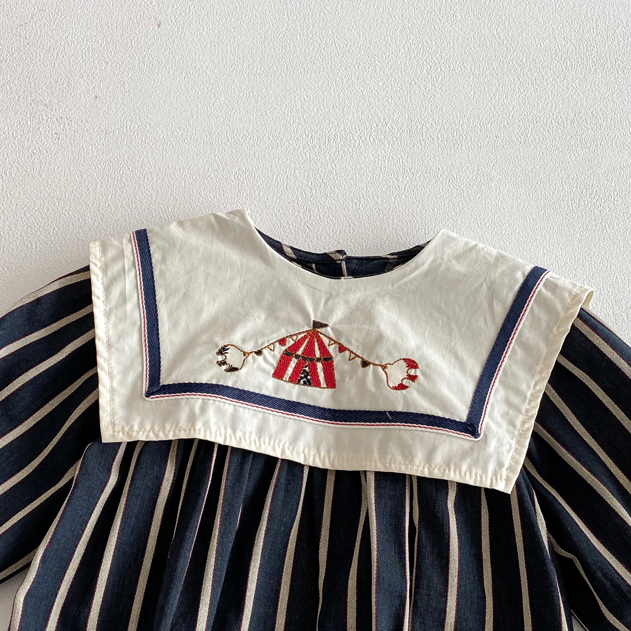 Herbstkleidung für Mädchen: Langärmliger Overall mit großem Revers und Stickerei, süßes gestreiftes Kletterkleid – Detail 4