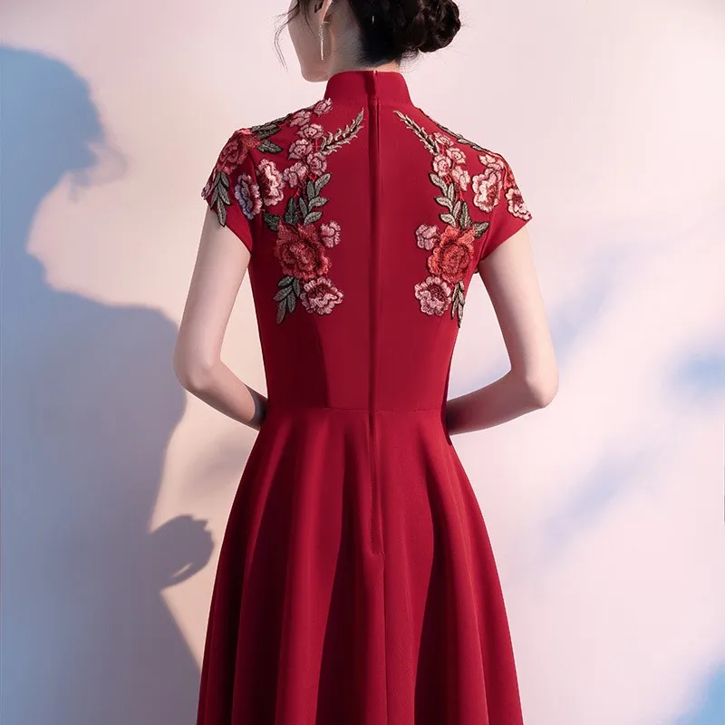 

The large choir's performance features a long dress with Chinese style for recitation and new fashion show